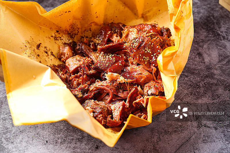 油纸包裹的手撕烤鸭手撕烤鸡图片素材