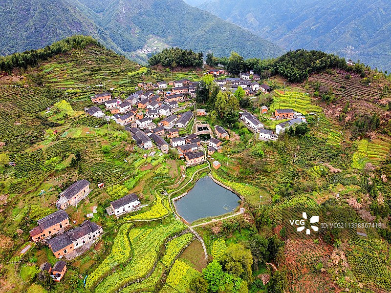 严池村是休宁县海拔最高的古村落，地处海拔780余米的严池山顶图片素材