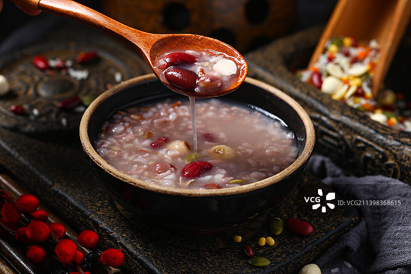腊八粥八宝粥放在黑色碗里图片素材