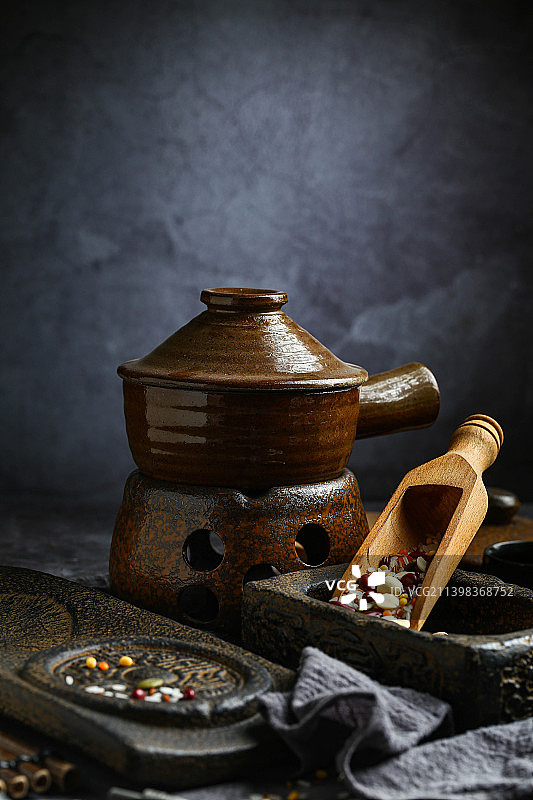 五谷杂粮八宝米放在石槽里图片素材