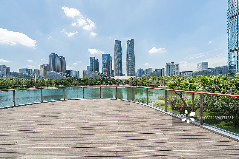 木板平台与城市天际线图片素材