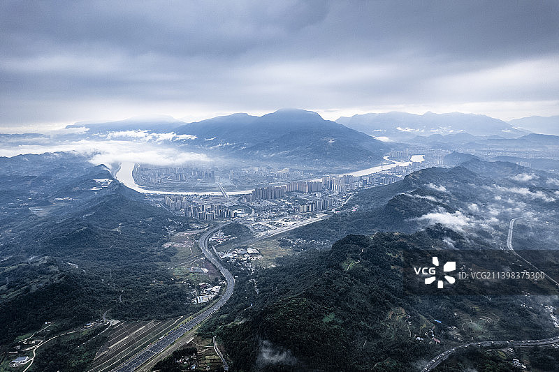 雅安新城全览-傍水青衣江-背倚周公山图片素材