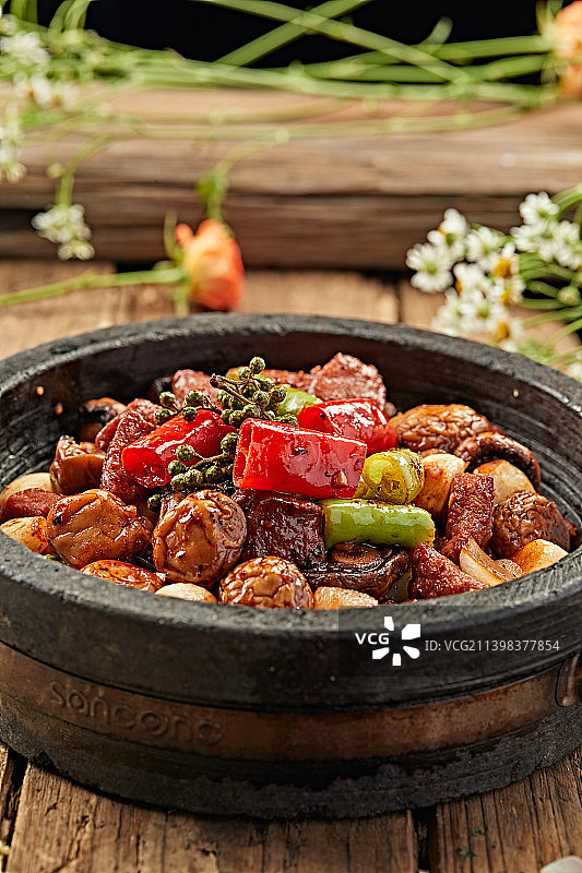 椒麻蒜香石锅口蘑鸡图片素材