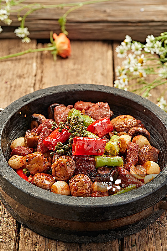 椒麻蒜香石锅口蘑鸡图片素材