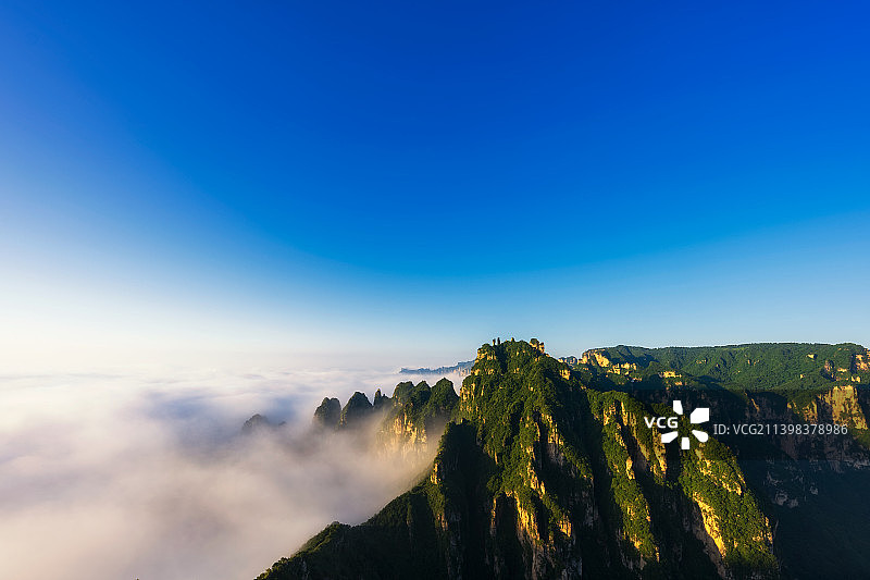 太行山脉河南省新乡段辉县沙窑乡小井村轿顶山景区夏季云海户外风光图片素材