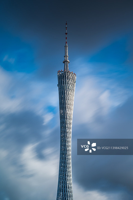 日落前镶嵌在蓝天白云里的广州塔图片素材