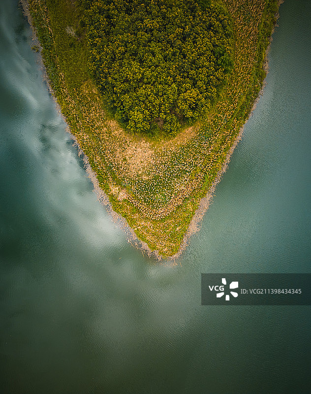 入秋，沿着贵州黔西南红水河畔一路拍摄丰收的田野。发现一个酷似船头的半岛，水面上倒影着奇幻的天空。图片素材