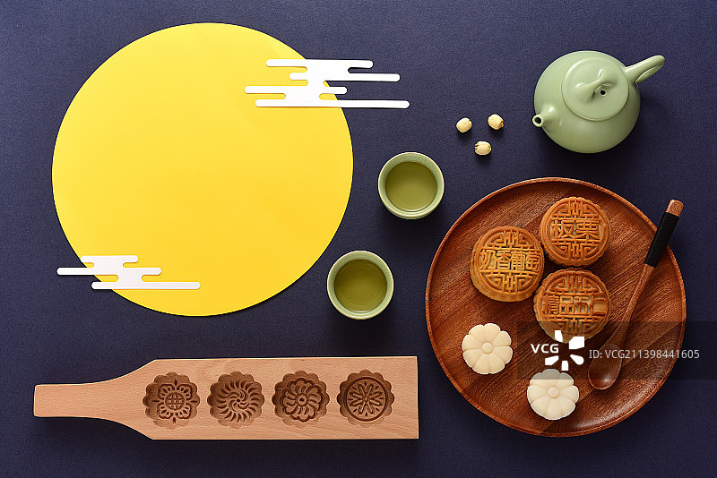 蓝色背景上的满月和中秋节月饼美食图片素材