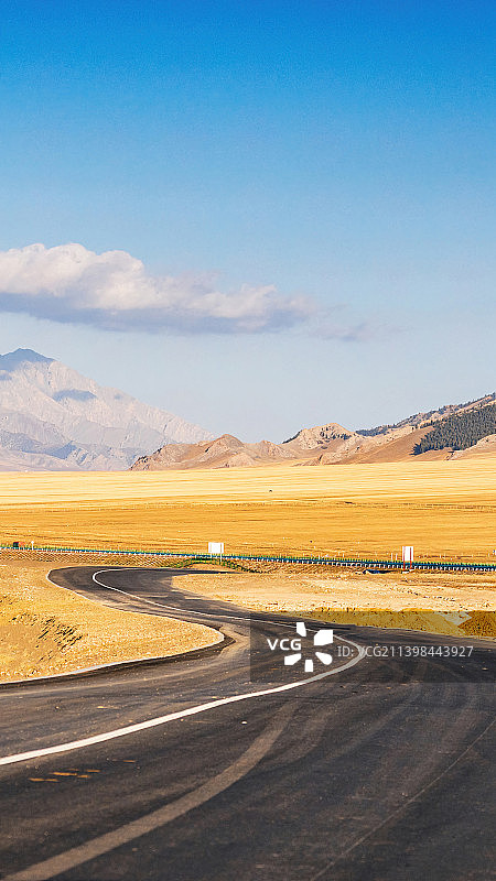 中国新疆博尔塔拉赛里木湖旅游风景区秋天景色 环湖公路图片素材