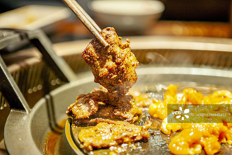烤肉，烤牛肉，麻辣牛肉，铁板牛肉，韩式烤肉，铁板烤肉，美食，美味，网红烤肉，肉食，中餐，铁板，夹子，图片素材
