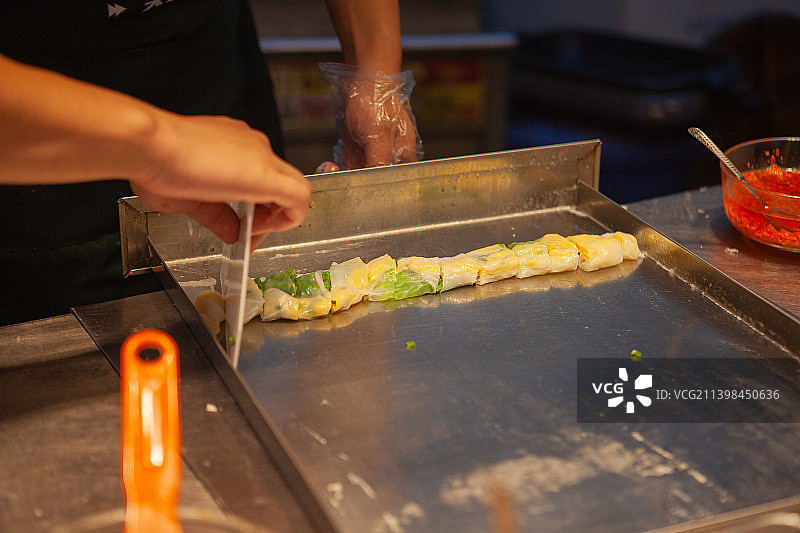 四川省成都市新城市广场小吃街，肠粉，肠粉制作过程，制作肠粉，虾仁肠粉，美食，美味，小吃，夜市摊，网红图片素材