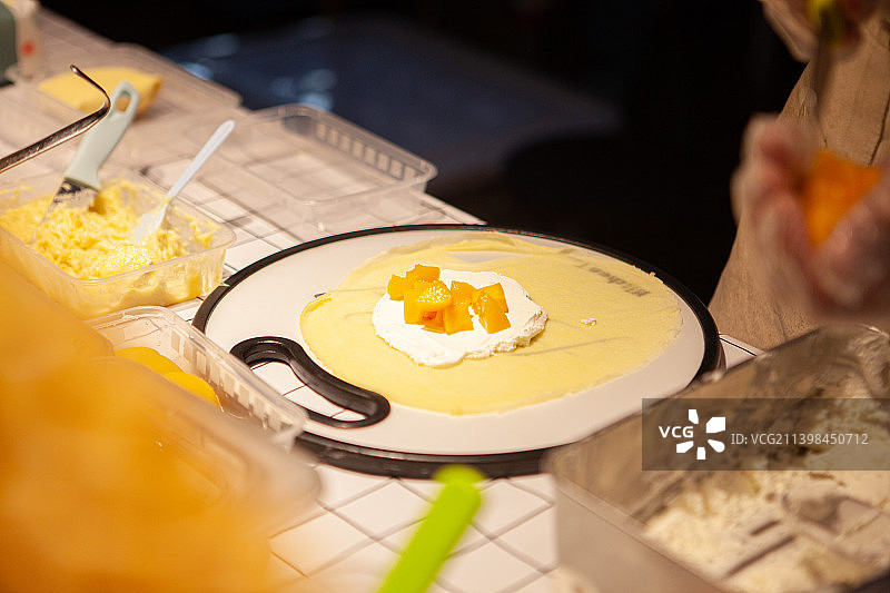 四川省成都市新城市广场小吃街，班戟，班戟制作过程，制作班戟，芒果班戟，美食，美味，小吃，夜市摊，网红图片素材