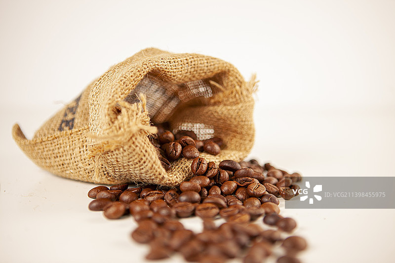 咖啡豆，一袋咖啡豆，一堆咖啡豆，豆子，麻袋，文艺，粗麻袋，豆类，白背景，复古麻袋，食品，坚果，干货图片素材
