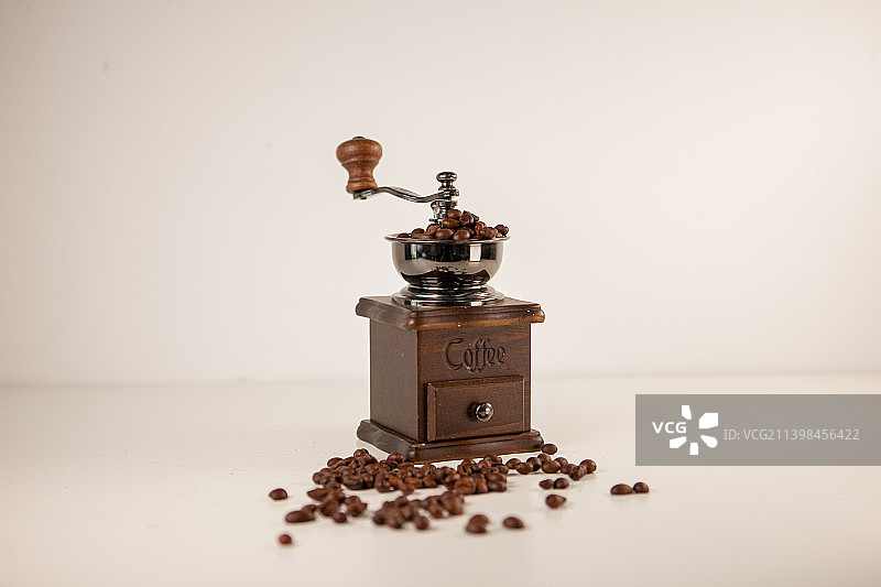 咖啡机，怀旧咖啡机，咖啡粉，研磨咖啡，手磨咖啡，手工咖啡，复古咖啡机，手摇咖啡机，咖啡豆，一袋咖啡豆图片素材