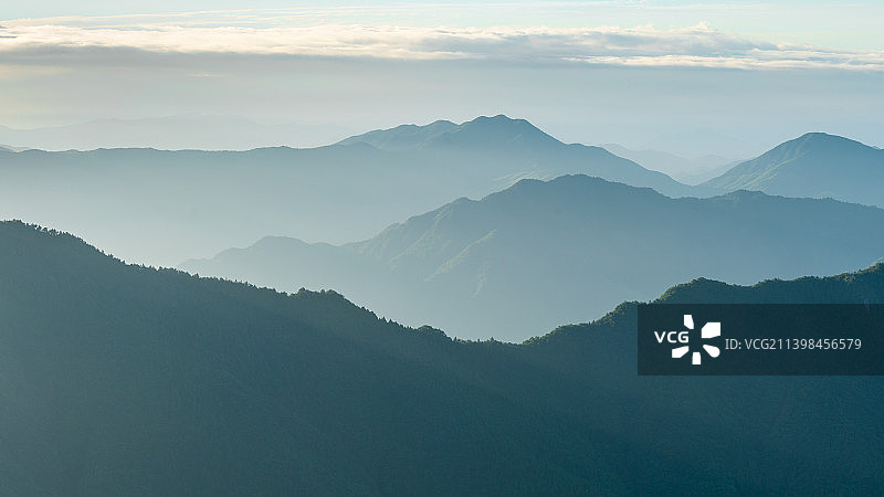 括苍山群峰在晨雾中图片素材