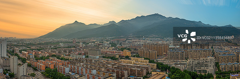 航拍视角下的泰安城市天际线图片素材