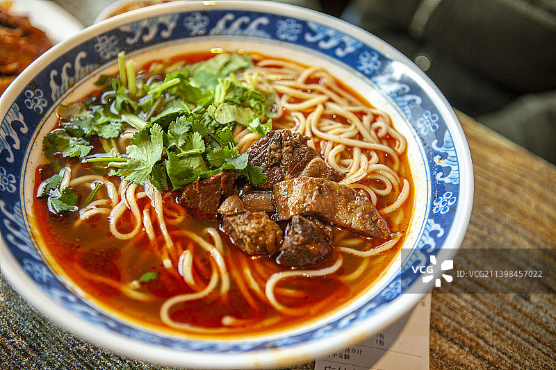 牛肉面，红烧牛肉面，面条，面食，红汤面，主食，面类，美食，美味，传统美食，午餐，晚餐图片素材