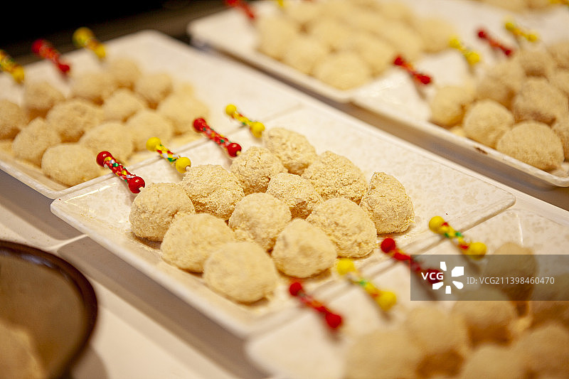 2021年12月，四川省成都市宽窄巷子，三大炮，糯米团子，糯米糍粑，黄豆面糍粑，小吃，传统小吃，著名图片素材