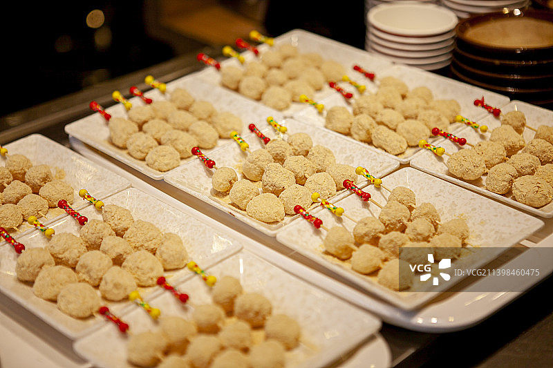 2021年12月，四川省成都市宽窄巷子，三大炮，糯米团子，糯米糍粑，黄豆面糍粑，小吃，传统小吃，著名图片素材