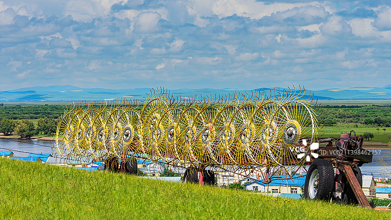 搂草机——草原大风车阵图片素材