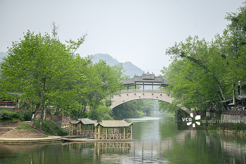 2022年3月，四川省邛崃市夹关镇，古桥，小桥流水，竹筏，竹船，古树，古船，桥洞，小镇，古镇，拱桥，图片素材