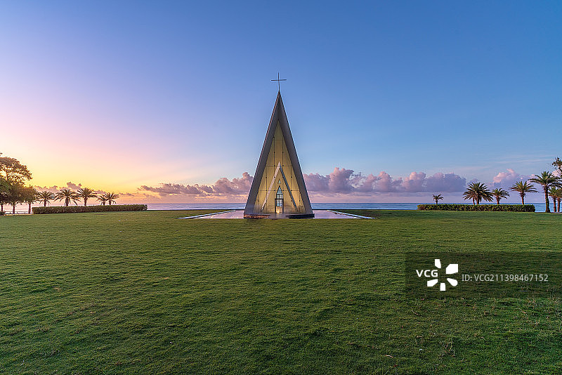 海南万宁海边教堂建筑日出纯净浪漫云隙光图片素材