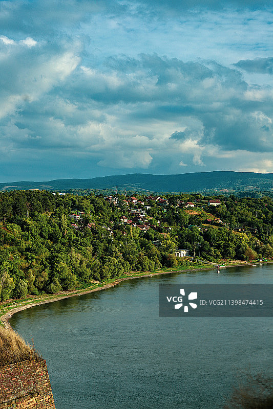 高角度俯瞰塞尔维亚树丛中的河流蓝色多瑙河图片素材