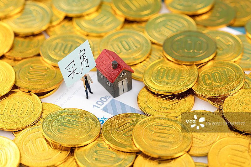 微缩创意大力宣传卖房去库存图片素材