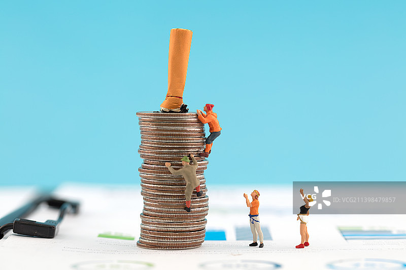 微缩场景花钱抽烟争抢往上爬图片素材