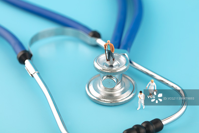 微缩摄影老人的医疗保障图片素材