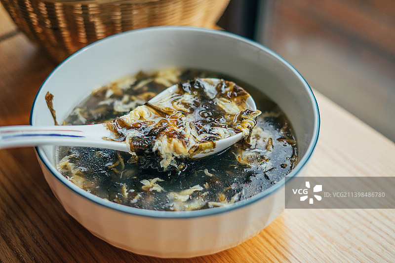 滋补美味的紫菜蛋花汤，经典家常菜中的汤品图片素材