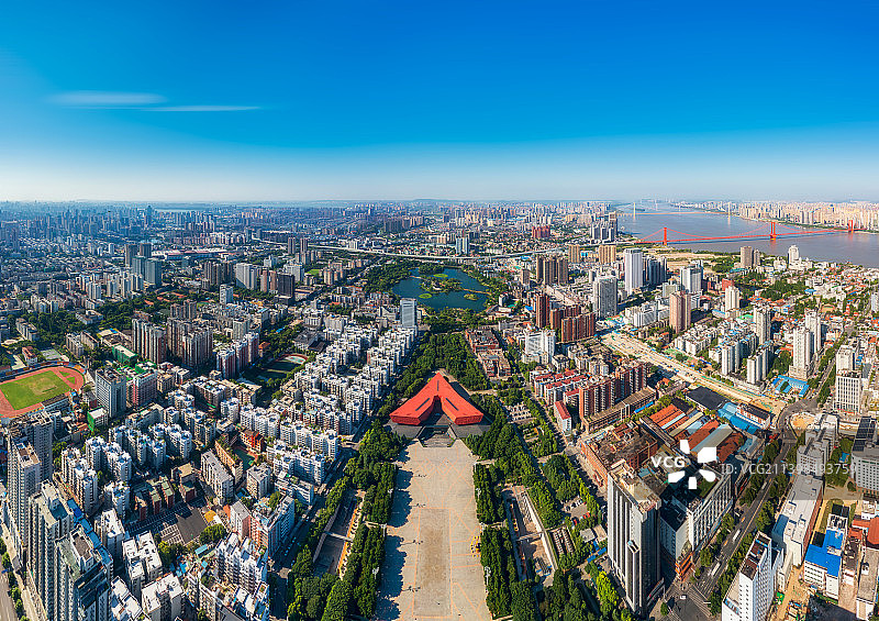 湖北省武汉市武昌区首义广场与都市天际线夏季白昼户外航拍图片素材