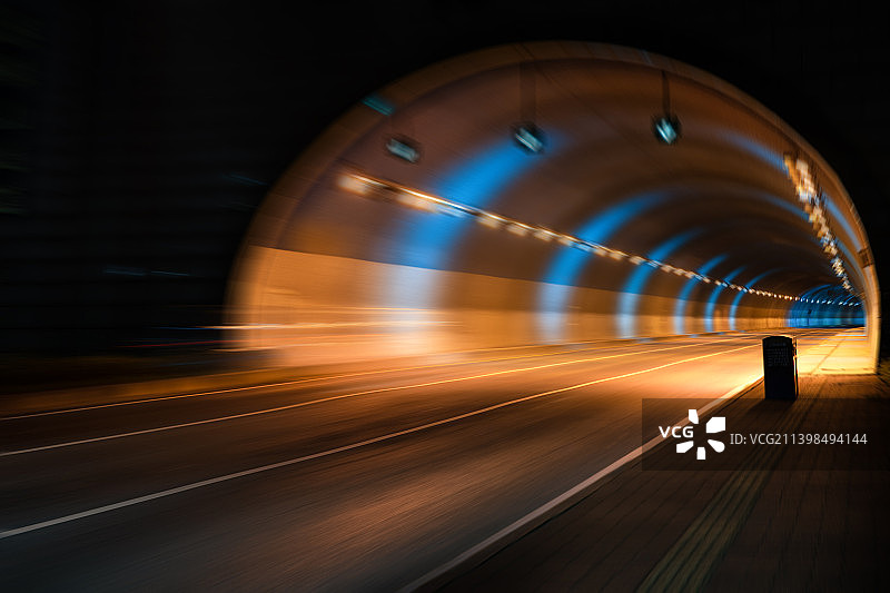 隧道中的行车道图片素材