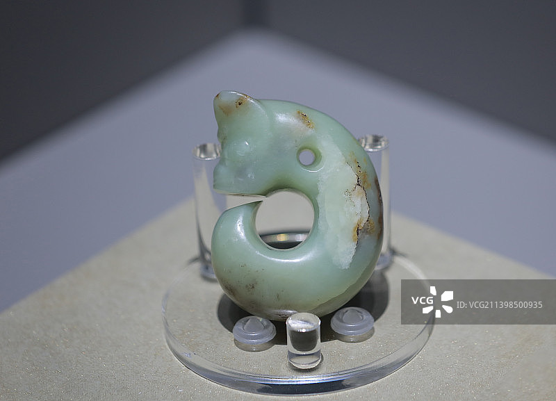 新石器时代，玉猪龙首玦形龙。红山文化。图片素材