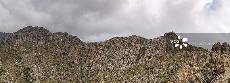 宁夏银川贺兰山初秋风光---山峰和云雾图片素材