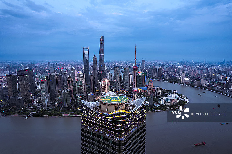 上海航拍视角下的黄浦江外滩城市天际线图片素材
