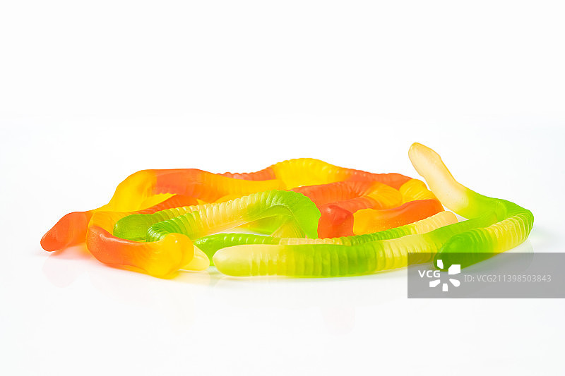 纯白色背景下的蛇形软糖图片素材
