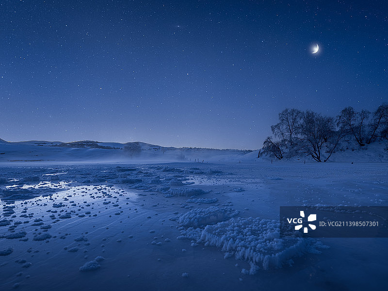 内蒙古赤峰坝上草原冬季雪地上的星空图片素材