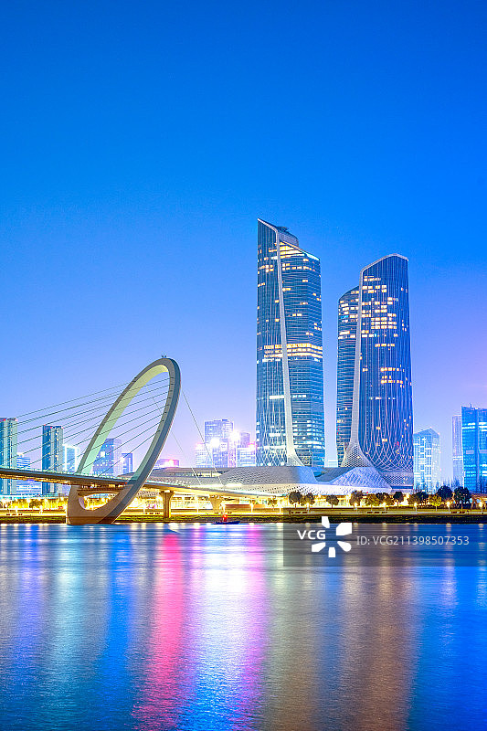 中国南京青奥中心双子塔城市夜景图片素材