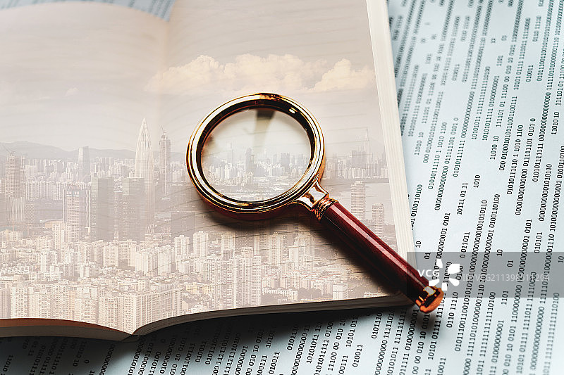 放大镜和翻开笔记本里的深圳都市风光图片素材