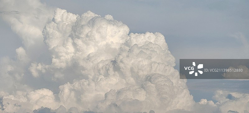 天空中云的低角度视图图片素材