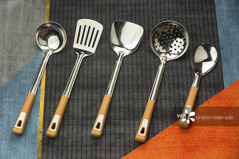 厨具，厨房用品高角度视图 锅铲 铲 勺子 大漏勺 饭勺 生活 健康生活 烹饪 中式图片素材