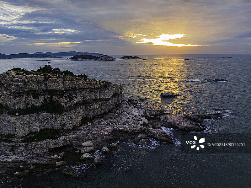 山东烟台长岛九丈崖日落时的海景图片素材