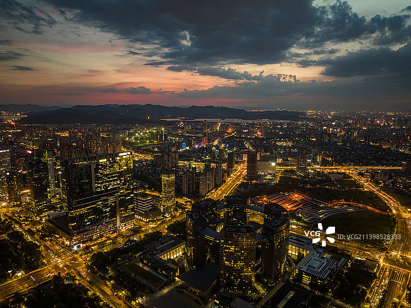 杭州市上城区钱江新城的城市夜间照明建筑的高角度透视图片素材