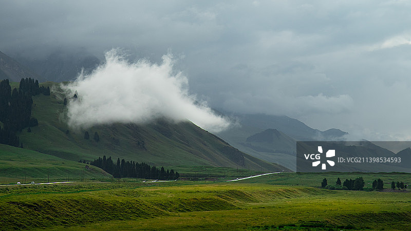 唐布拉草原上触手可及的云朵图片素材