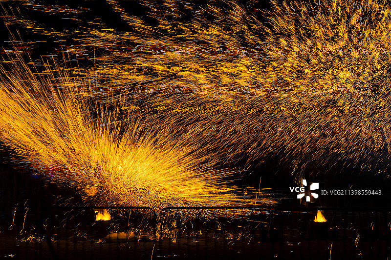 菊花盛开：铁水打花，顾名思义，是将铁融化成铁水，然后打铁花，其作为一种独特的民间艺术，图片素材