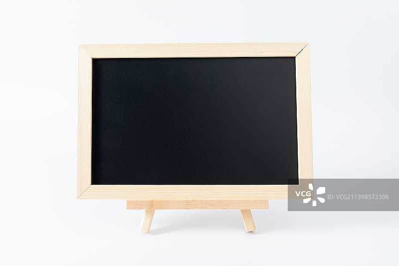 白色背景中一个空白的小黑板图片素材