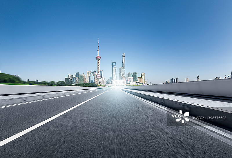 城市建筑天空背景汽车广告背景图图片素材