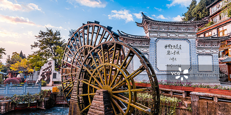 中国云南丽江大研古城大水车清晨风光图片素材
