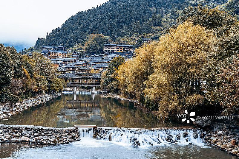 中国贵州西江千户苗寨清晨的风雨桥图片素材